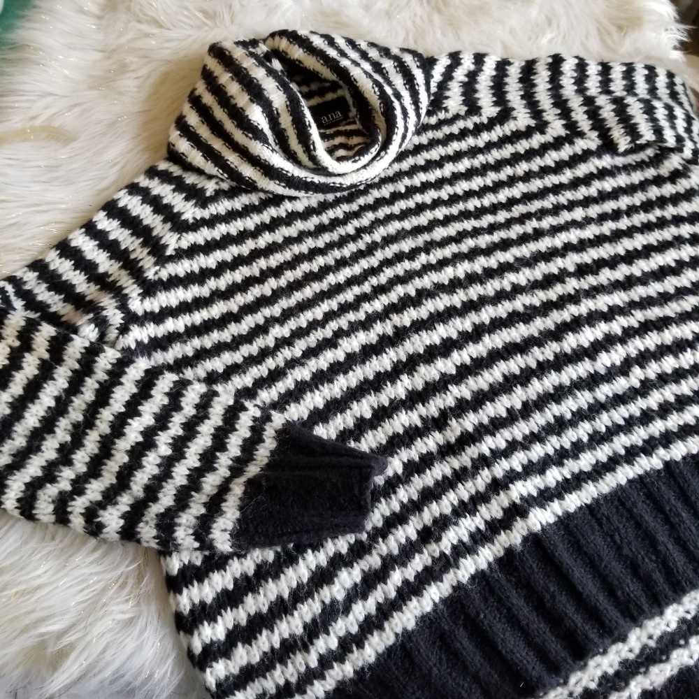 NWOT a.n.a Sweater Size L